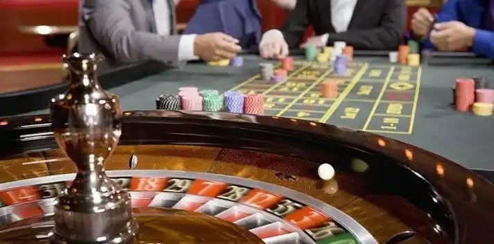 Tim pup togel bekerja sama di kantor modern dengan peralatan teknologi terkini