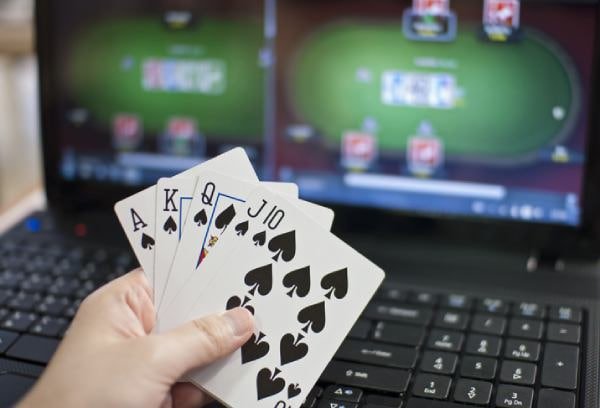 Tampilan antarmuka Gates of Olympus dengan grid simbol dan fitur multiplier di platform pup togel